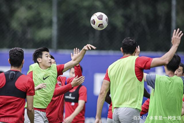 杨鸣愤怒冲进场内大骂裁判 连吃两T被驱逐出场